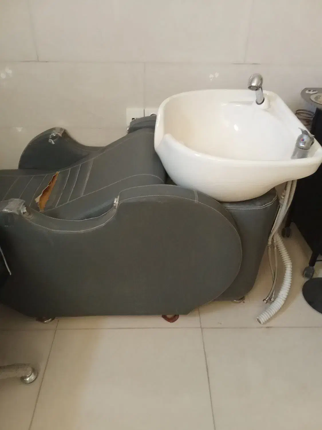 سر شور و صندلی اصلاح هر کدام ۲میلیون|آرایشگاه و سالن‌های زیبایی|گنبد کاووس, |دیوار