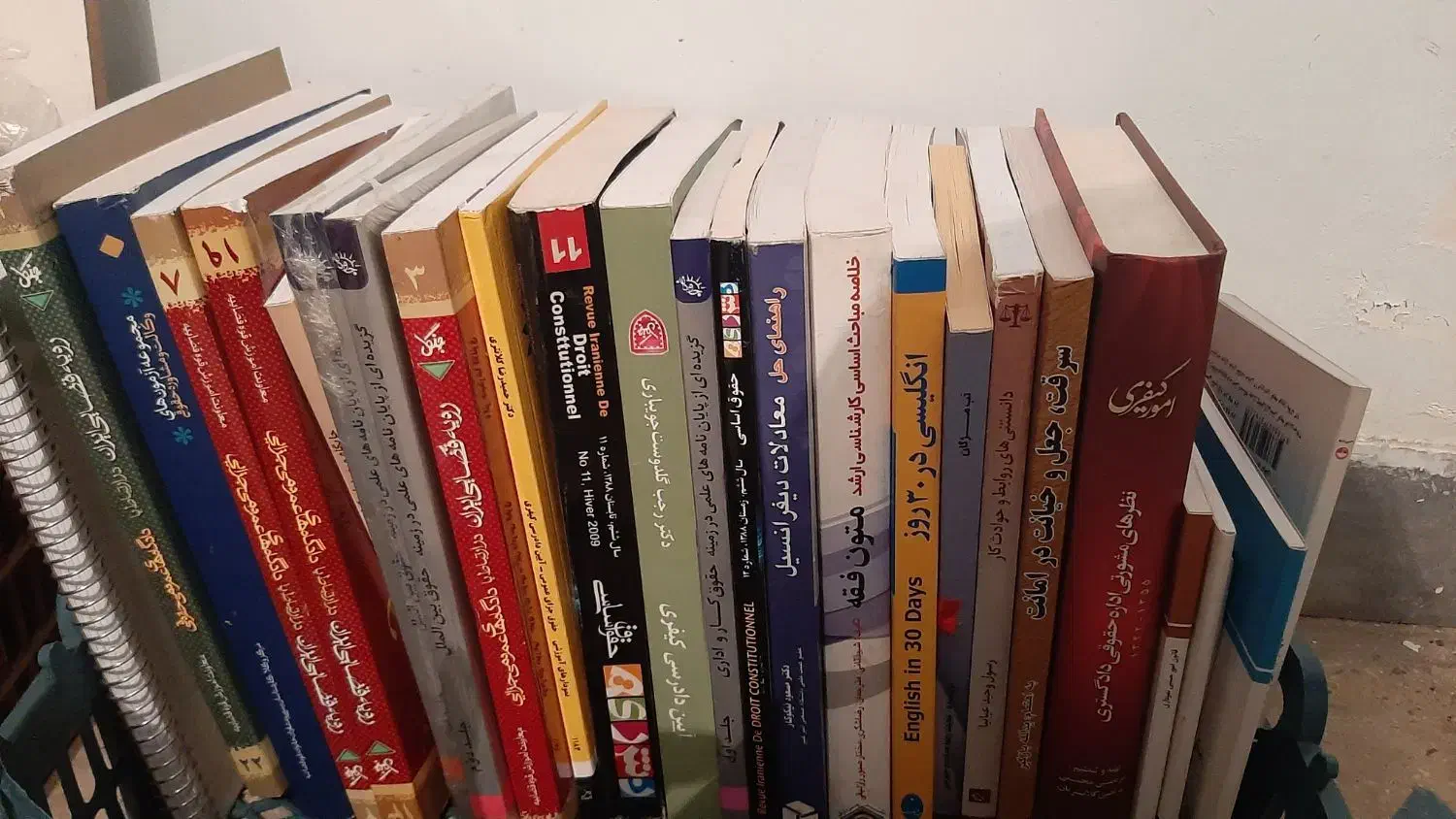 تعداد زیادی کتابهای حقوقی|کتاب و مجله آموزشی|ابهر, |دیوار