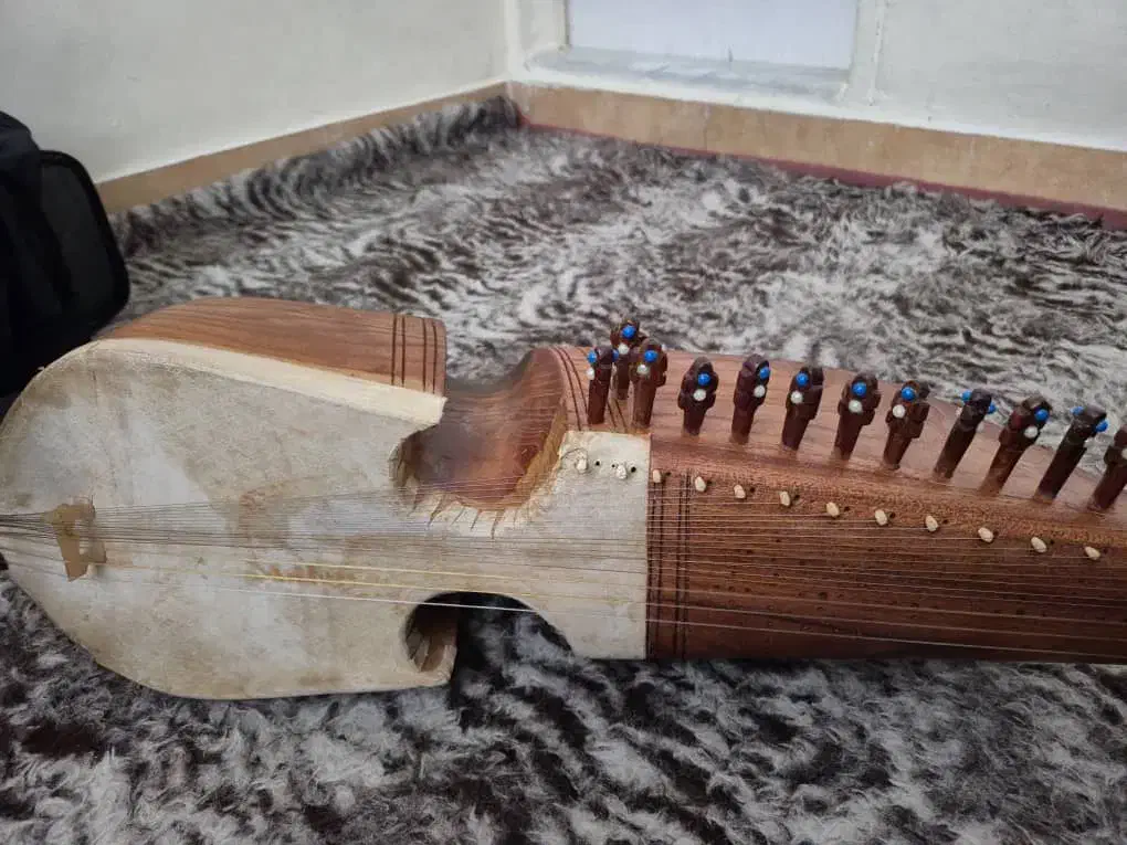 رباب میانه اصل|سازهای سنتی|زارچ, |دیوار