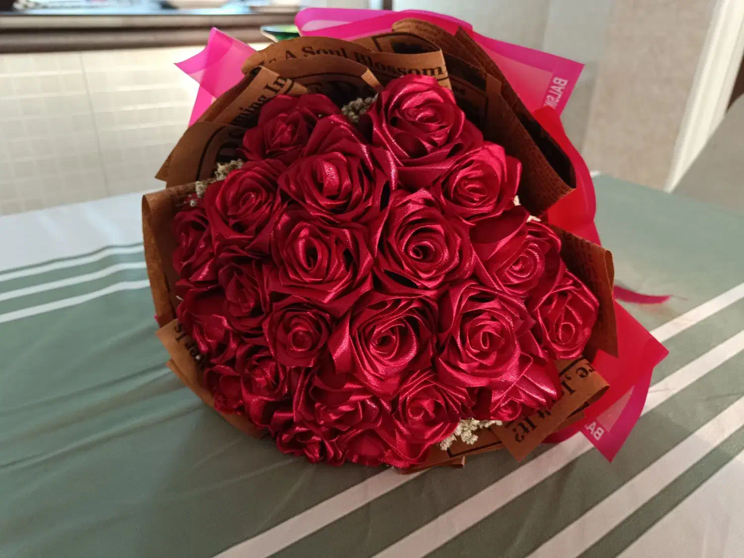 گل رز روبانی دسته گل مصنوعی شیک ماندگار|گل مصنوعی|قم, زنبیل آباد|دیوار