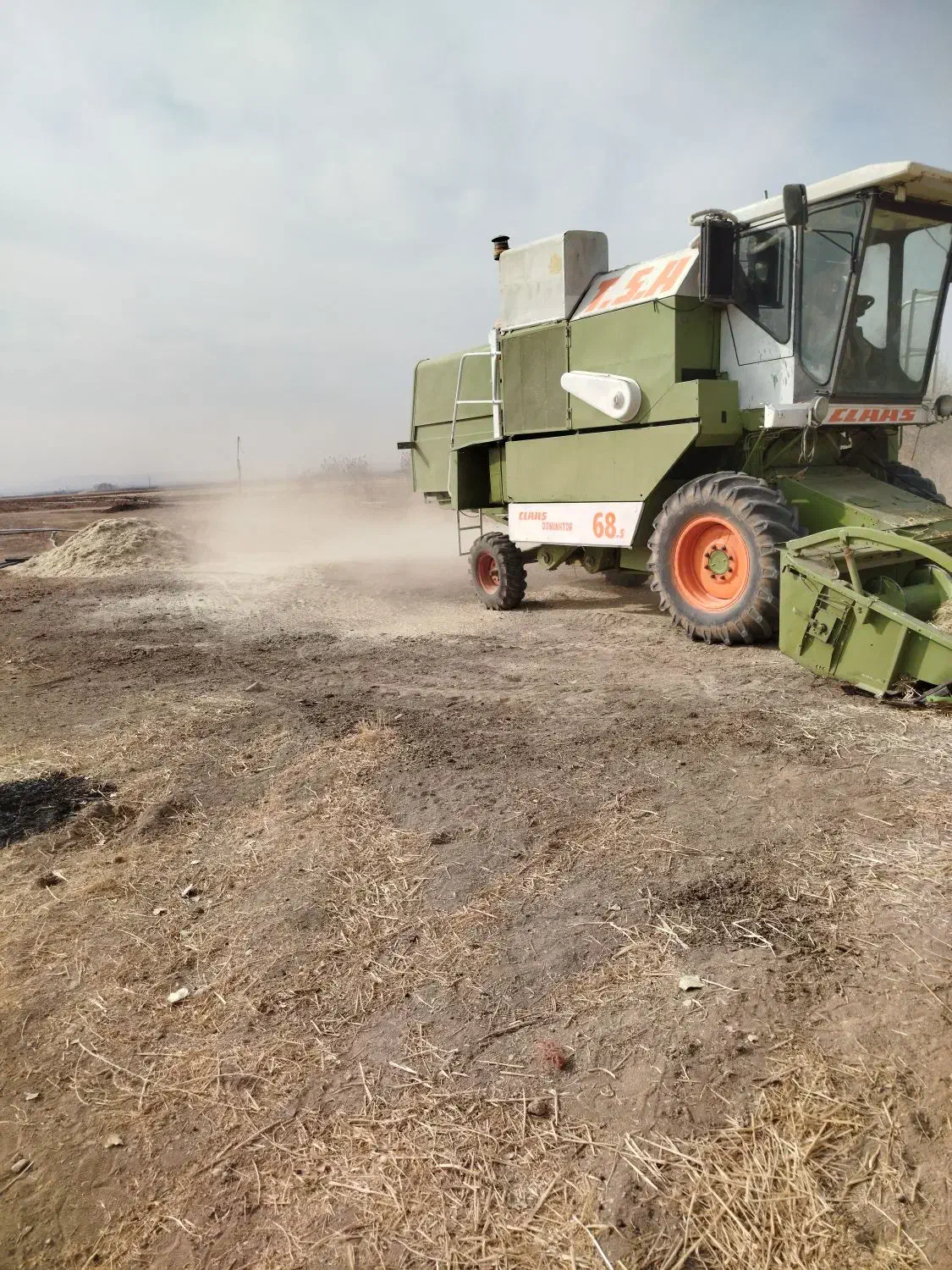 کمباین جهت کوبیدن کلش|خودرو سنگین|کبودرآهنگ, |دیوار