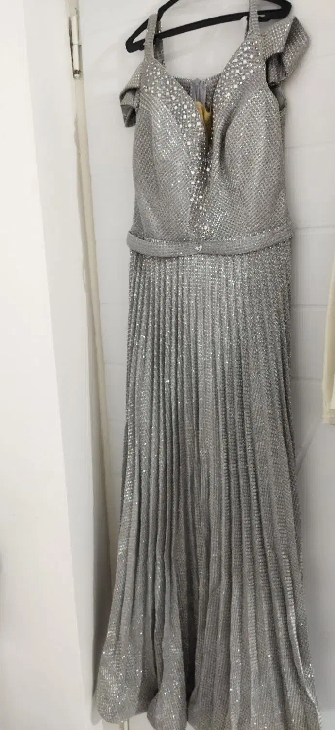 تعدای لباس در حد نو|لباس|گل تپه, |دیوار