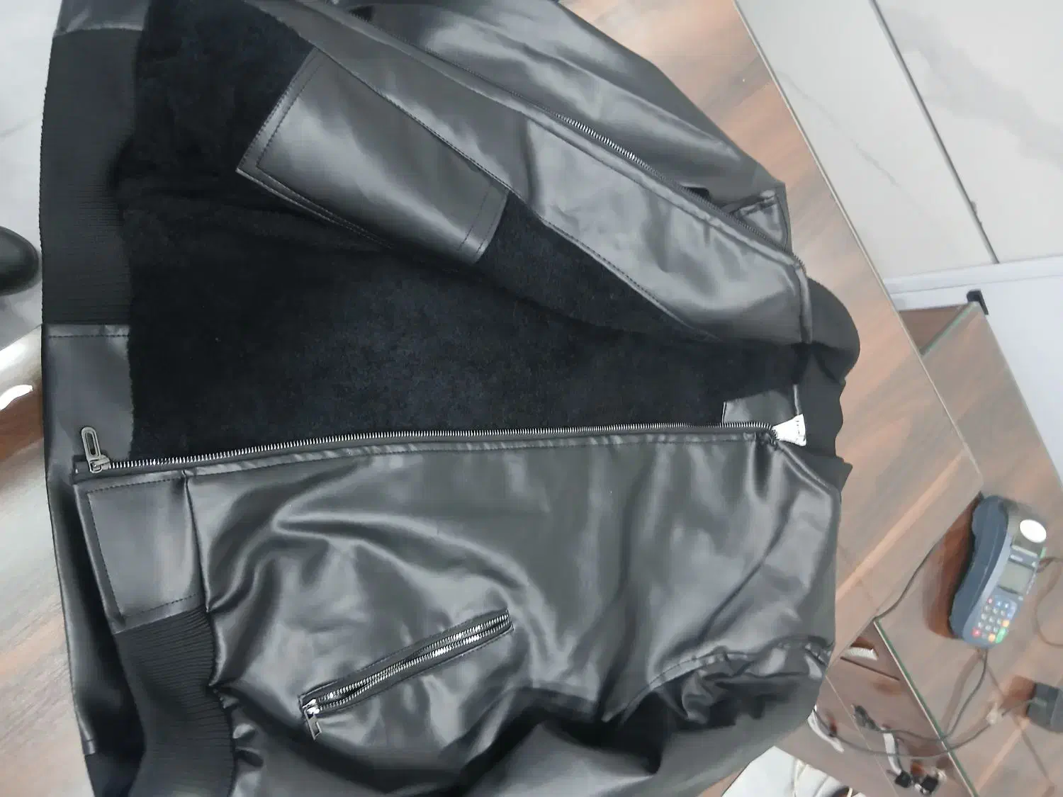 کاپشن چرم اصلی گرم گرم دار و کار شده آکبند مفت|لباس|شیروان (خراسان), |دیوار