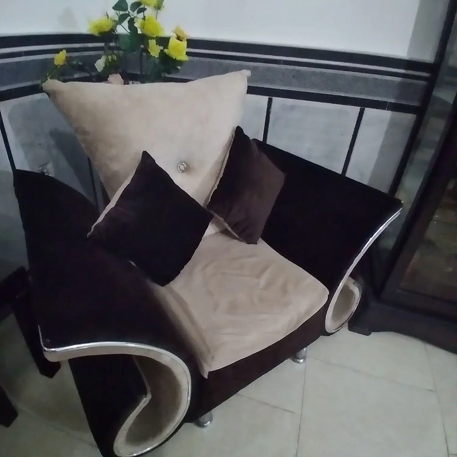 مبلمان و یک گلیم ۱۲ و فرش ۱۲ متری کارکرده|مبلمان خانگی و میز عسلی|کلاله, |دیوار