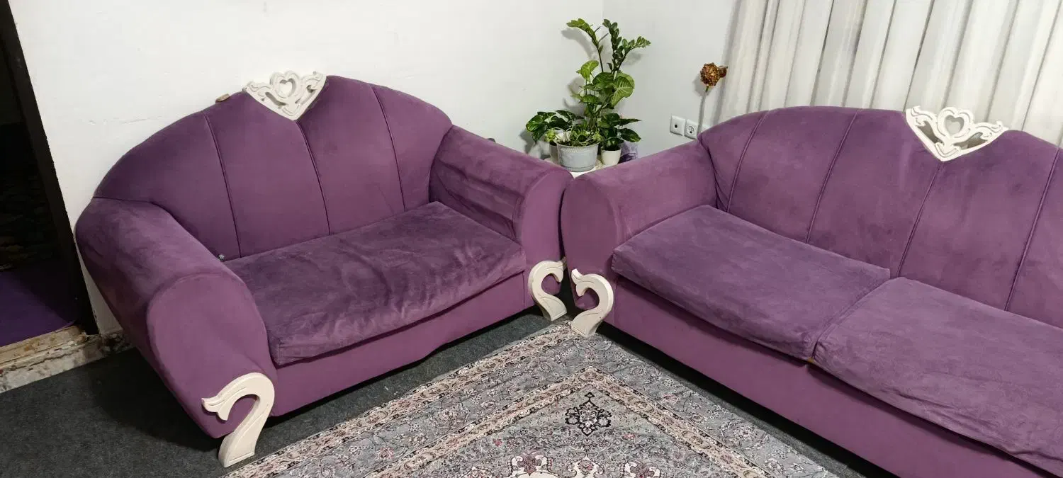 فروش دو دست مبل و سه عدد صندلی رنگ بنفش|مبلمان خانگی و میز عسلی|رشت, گیل|دیوار