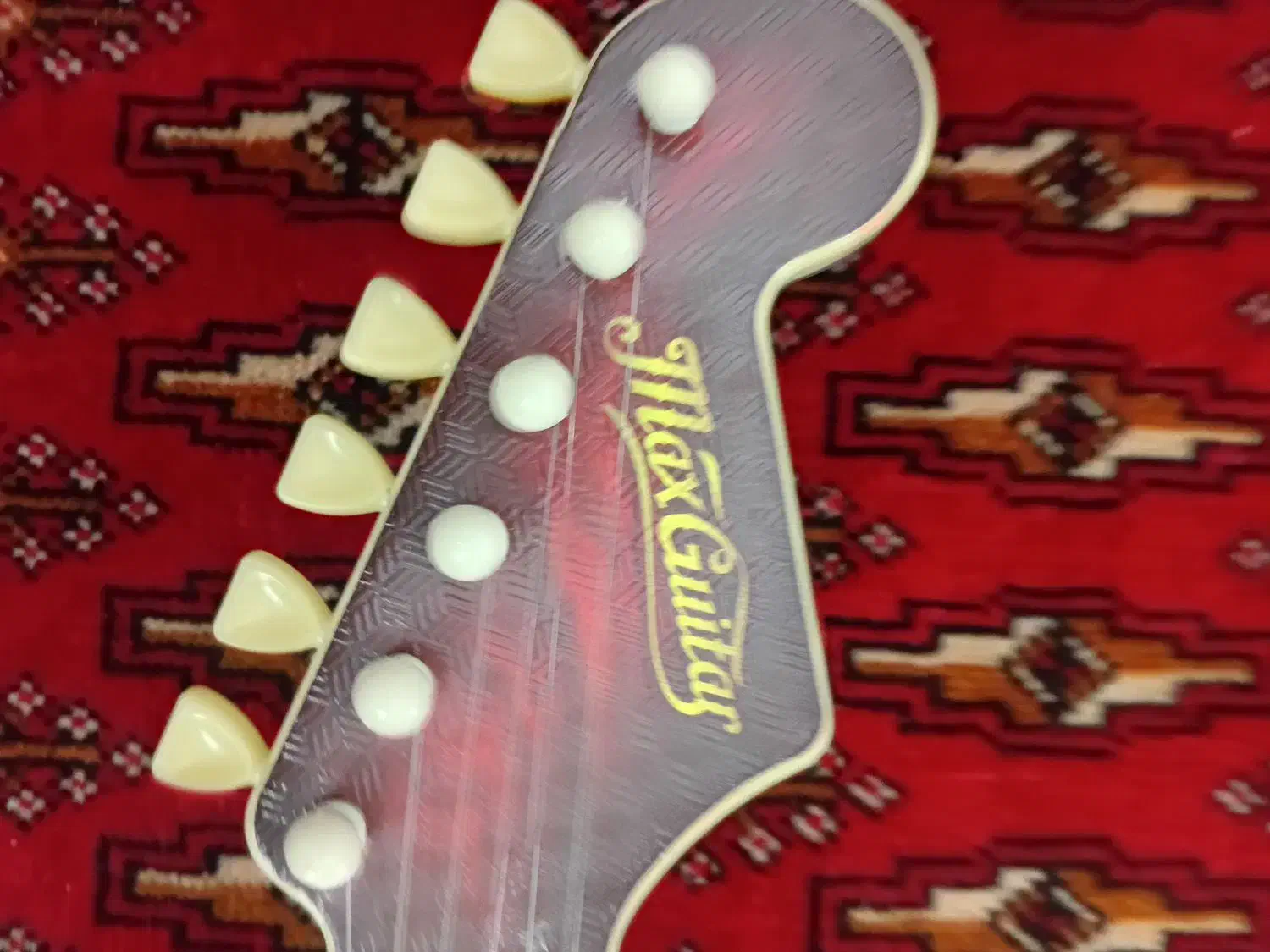 گیتار طرح چوب وسیعی سالم|گیتار، بیس، امپلیفایر|گرگان, |دیوار