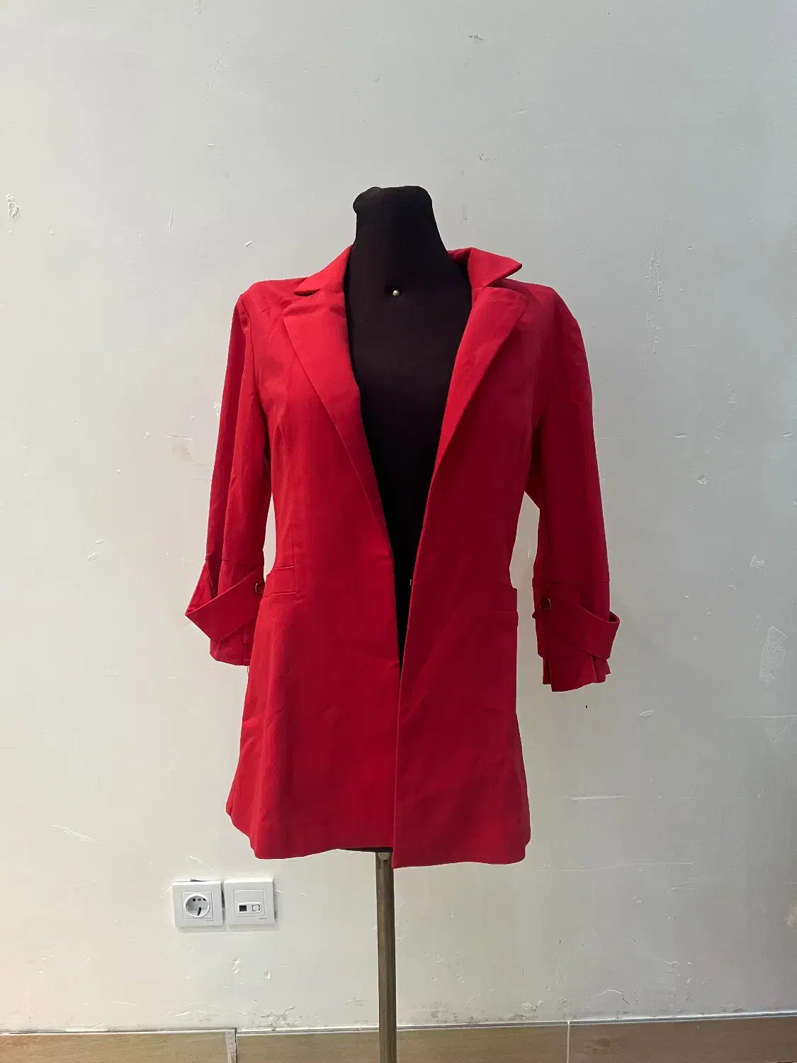 کت صورتی|لباس|شهریار, شهریار|دیوار