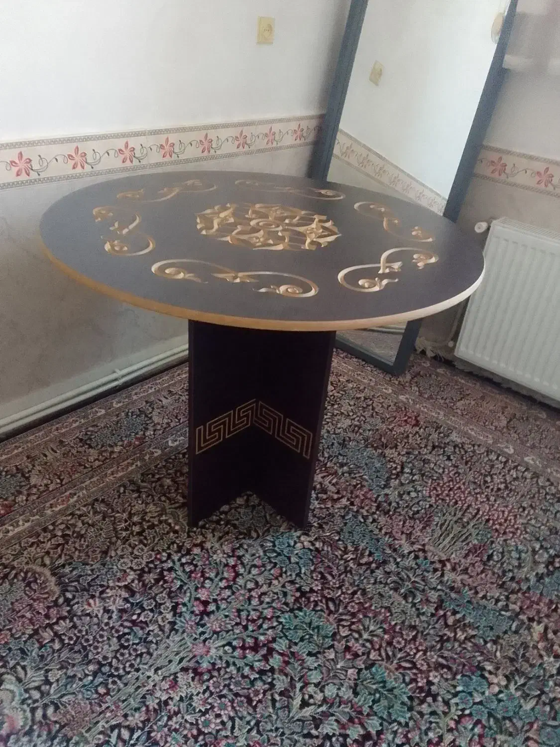 میز گرد|میز و صندلی غذاخوری|لالجین, |دیوار