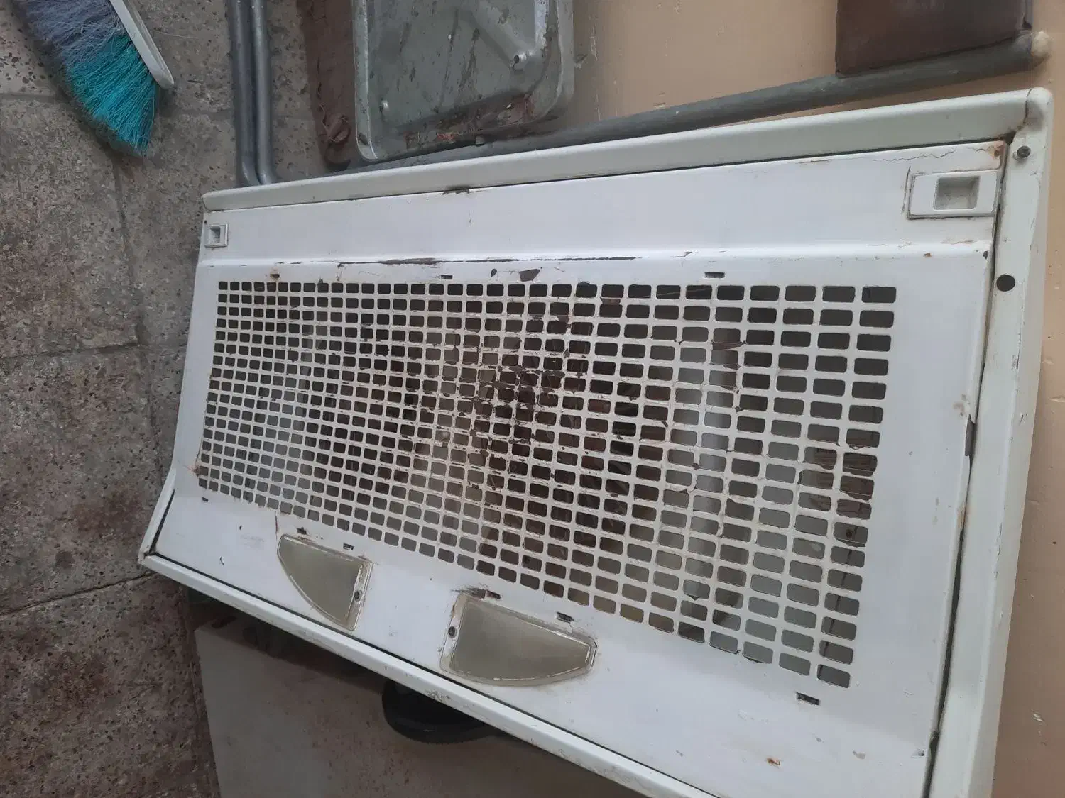 هودسالم|هود|مشهد, نیزه|دیوار