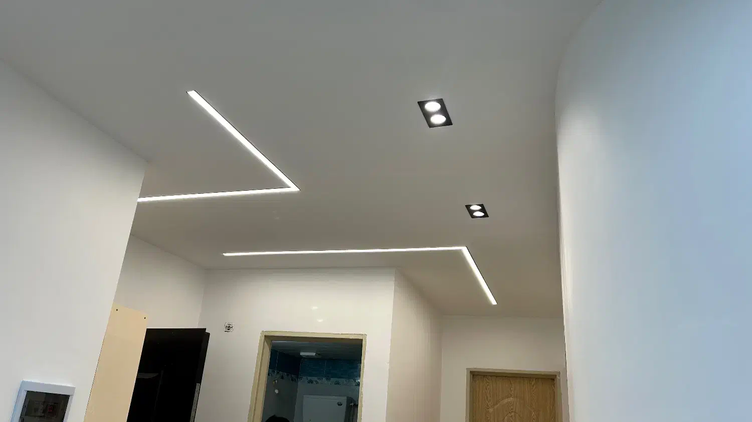 برقکار برقکاری ساختمان لاین نوری نورپردازی اتصالی|خدمات پیشه و مهارت|شیراز, معالی‌آباد|دیوار