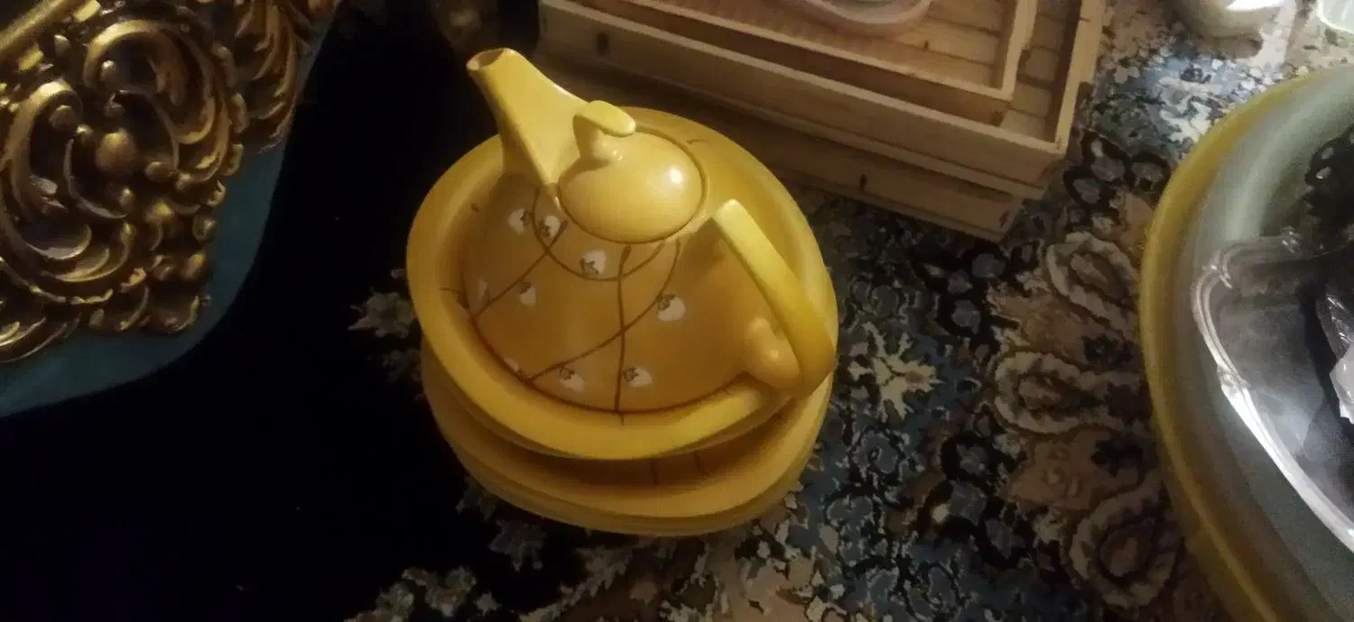 تعدادی ظرف|ظروف پخت‌وپز|نیشابور, فیض آباد|دیوار