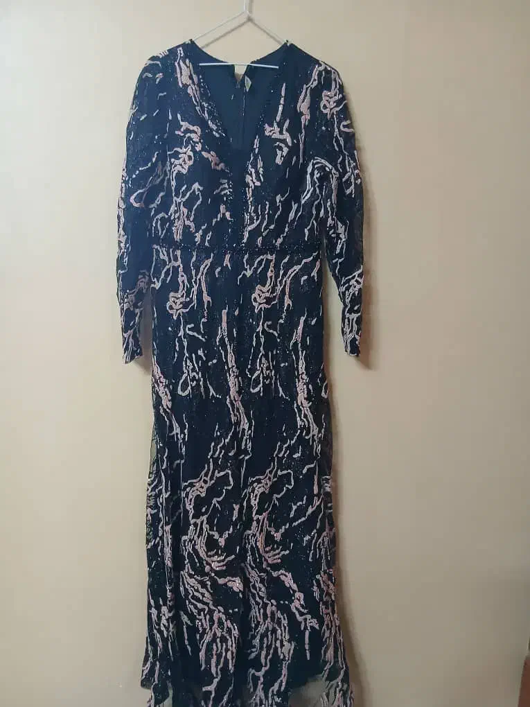 دو عدد لباس مجلسی|لباس|رودسر, |دیوار