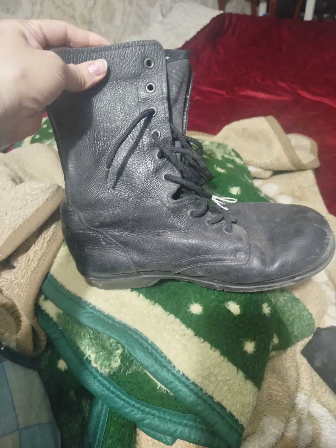 پوتین سربازی|کیف، کفش، کمربند|مشهد, پایگاه شکاری|دیوار