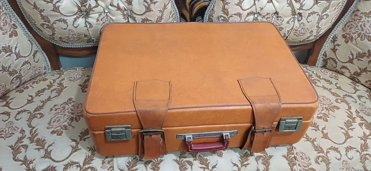 چمدان قدیمی|کلکسیون اشیاء عتیقه|بروجرد, |دیوار