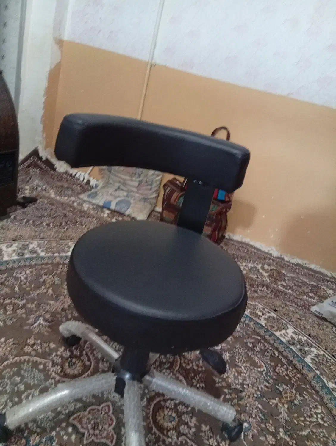 تخت و صندلی|آرایشگاه و سالن‌های زیبایی|نیشابور, ابراهیمی|دیوار