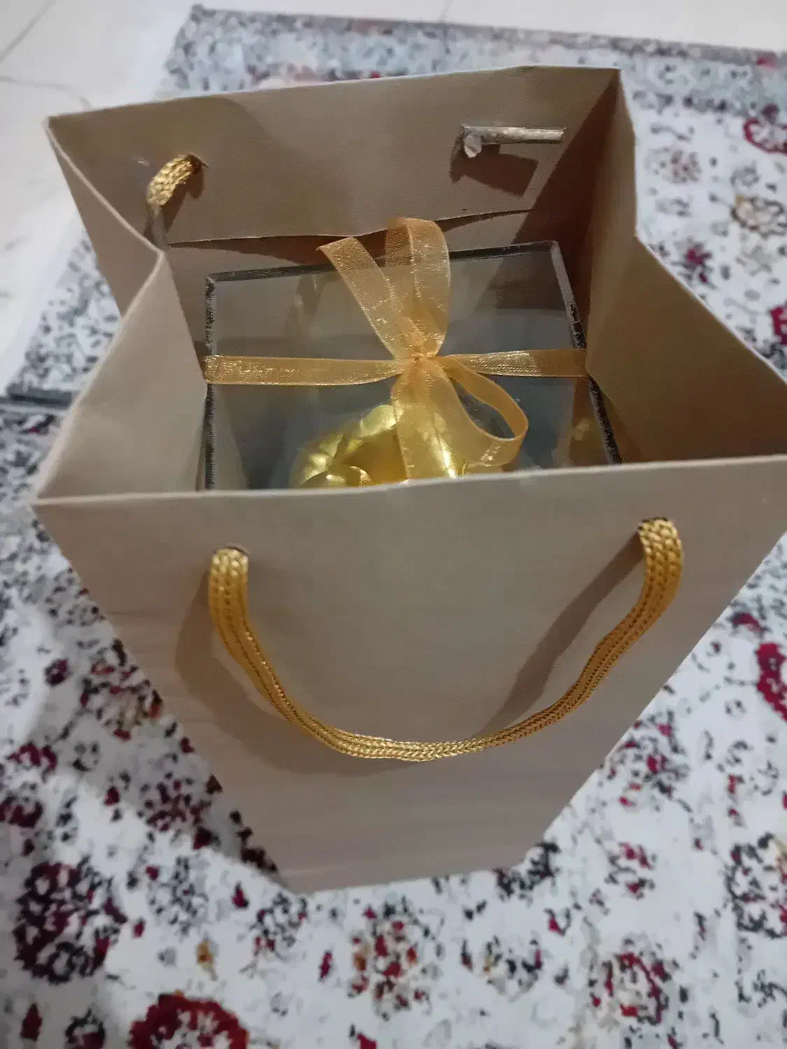 باکس گل رز طلایی|گل مصنوعی|قم, انسجام|دیوار