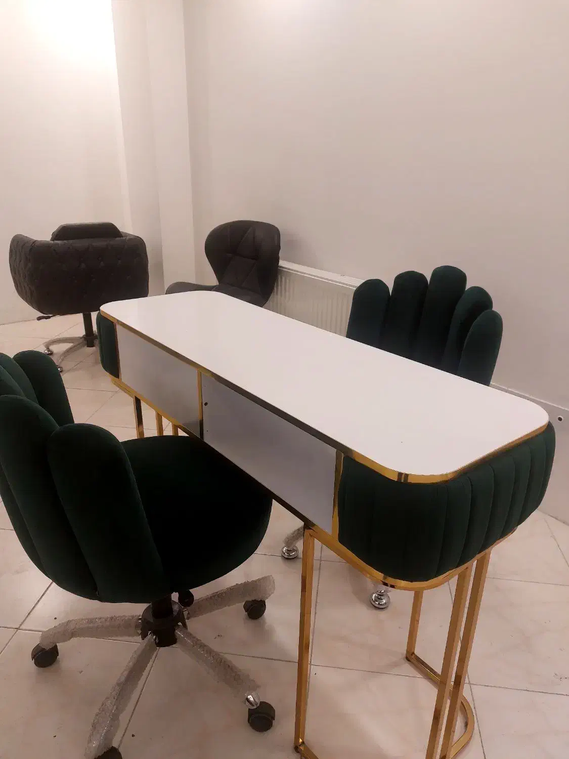 میز ناخن فروشی|آرایشگاه و سالن‌های زیبایی|زیرآب, |دیوار