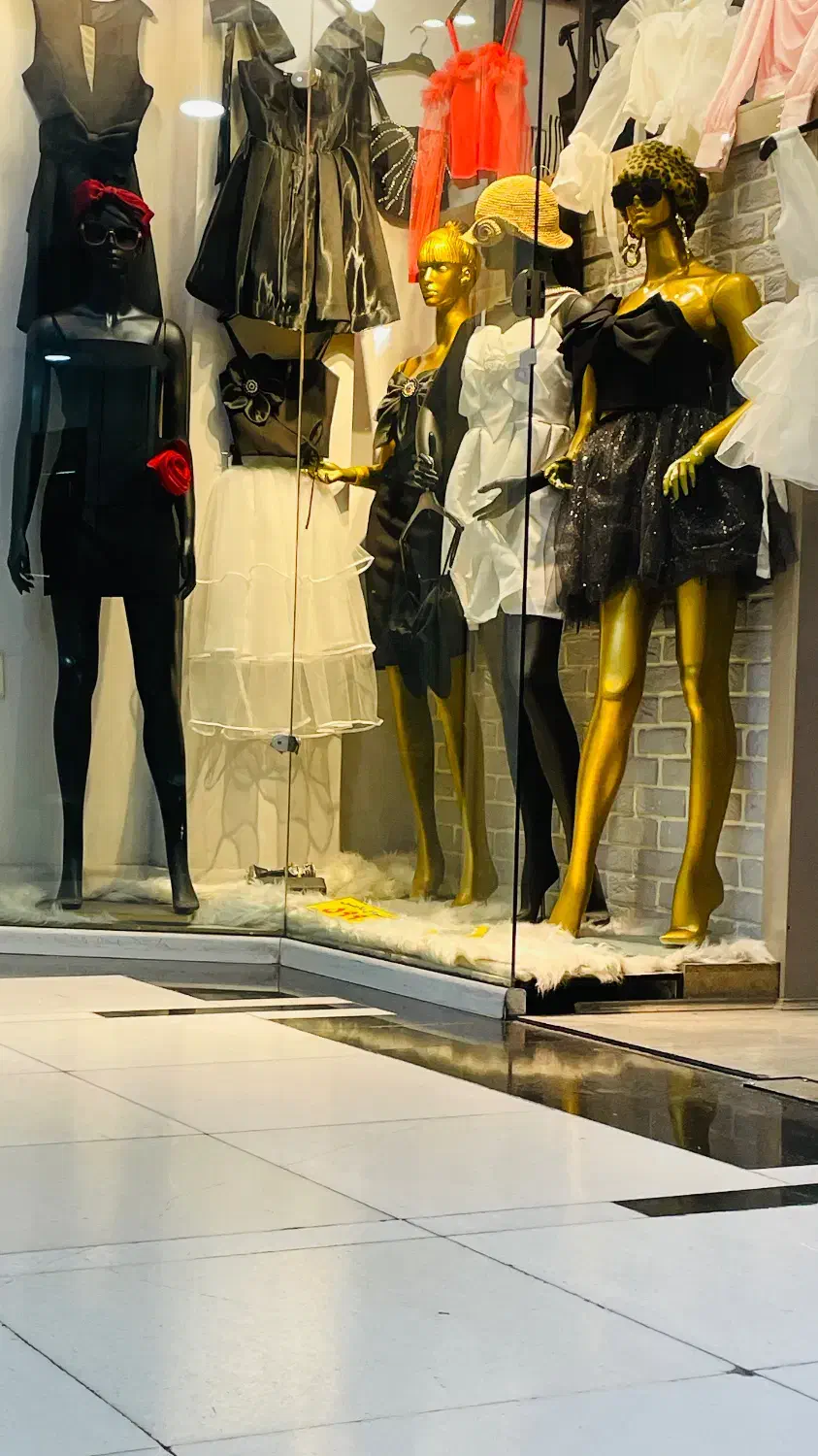 فروشنده خانم لباس مجلسی در پیروزی|استخدام خدمات فروشگاه و رستوران|تهران, صد دستگاه|دیوار