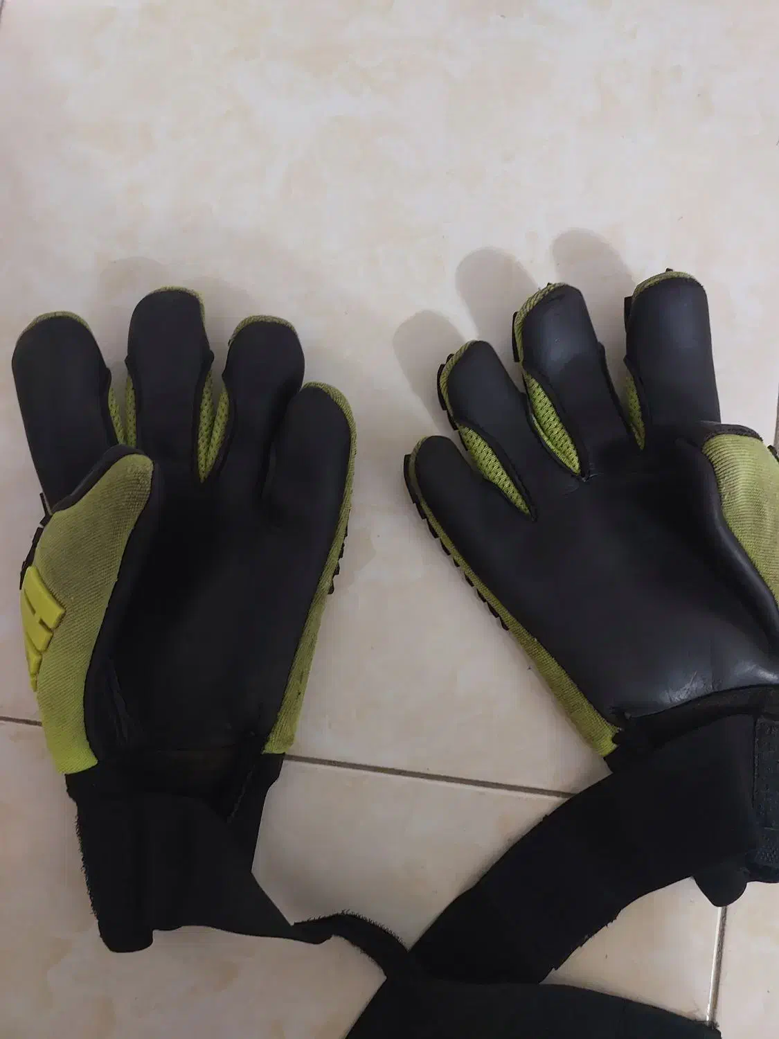 دستکش دروازبانی|تجهیزات ورزشی|رشت, دیلمان|دیوار