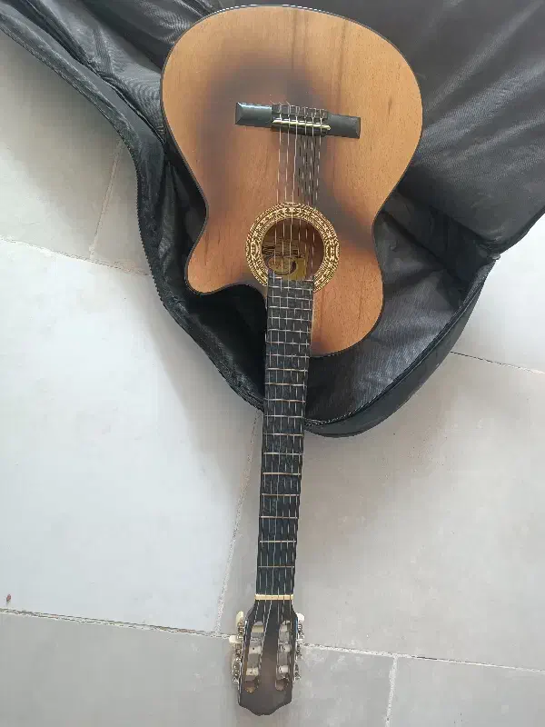 گیتار نو تمیز سالم|گیتار، بیس، امپلیفایر|سراوان, |دیوار