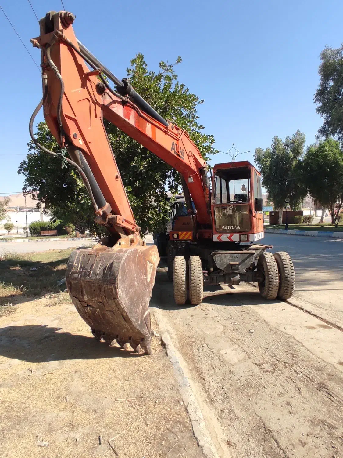 بیل لاستیکی|خودرو سنگین|آغاجاری, |دیوار