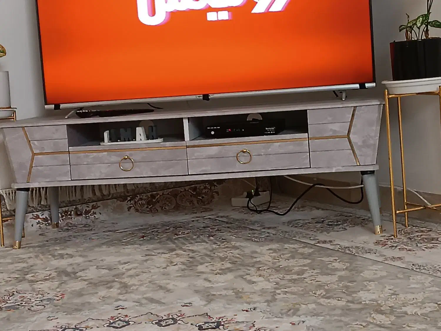 جا کفشی و میز تلویزیون نو|میز تلویزیون|بهمن صغاد, |دیوار