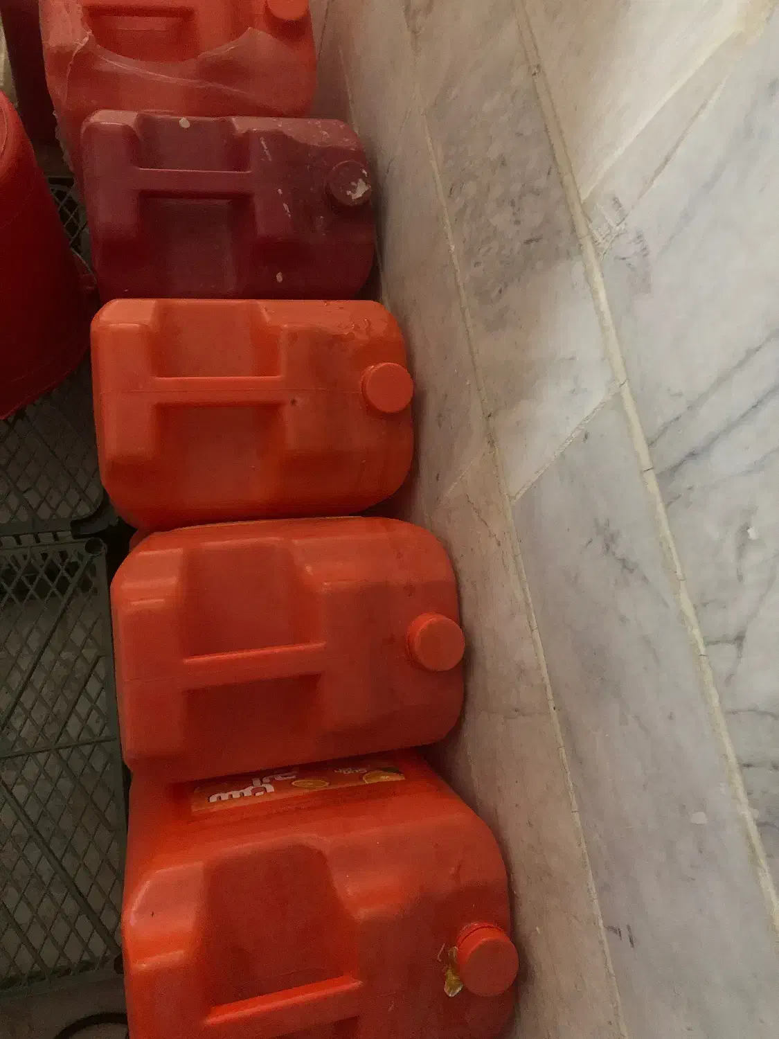 گالن ۱۳ لیتری سن ایچ در حد نو|ظروف نگهدارنده، پلاستیکی، یکبارمصرف|قزوین, |دیوار