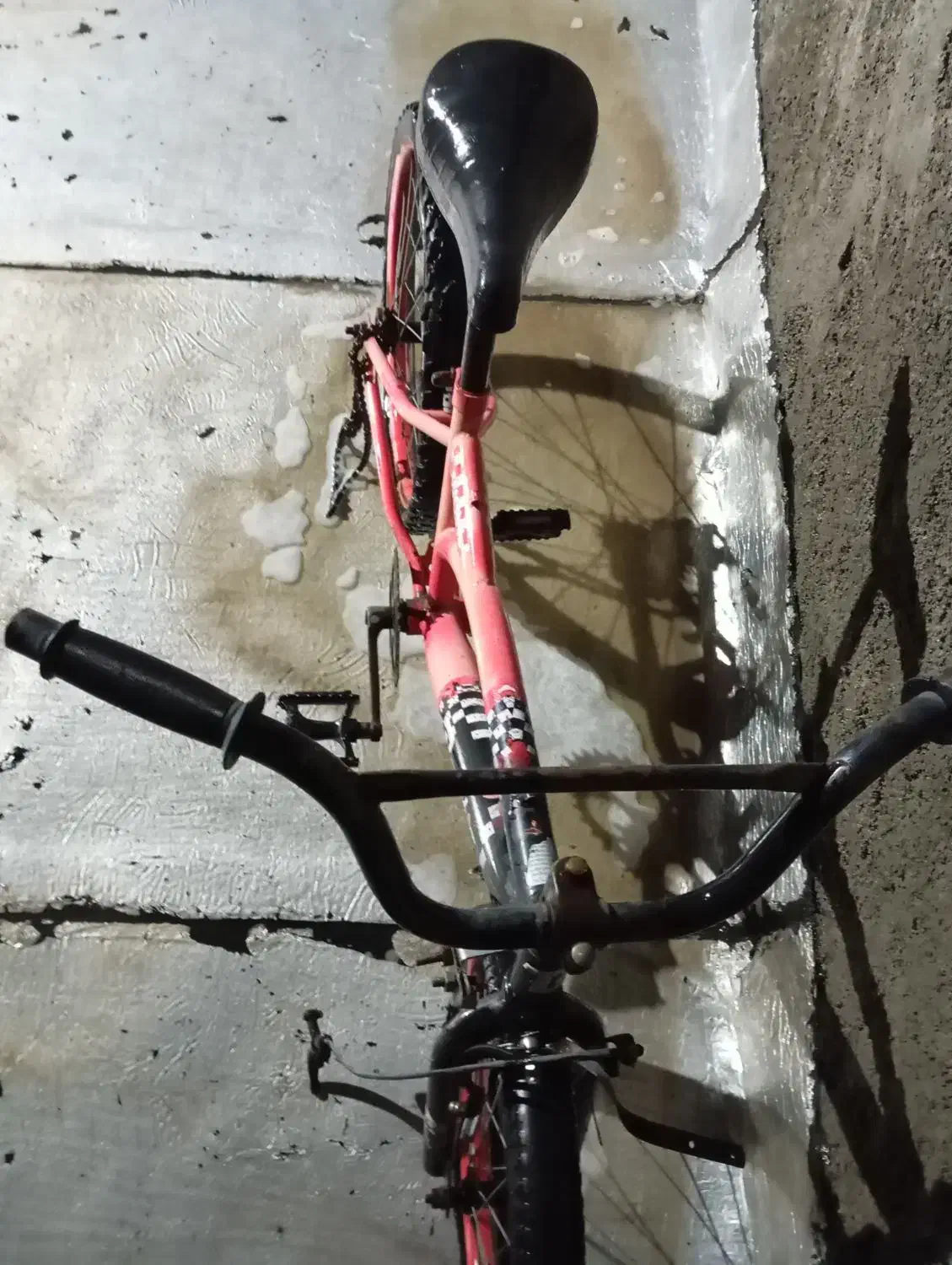 دوچرخه|دوچرخه، اسکیت، اسکوتر|قدس, شهر‌قدس|دیوار