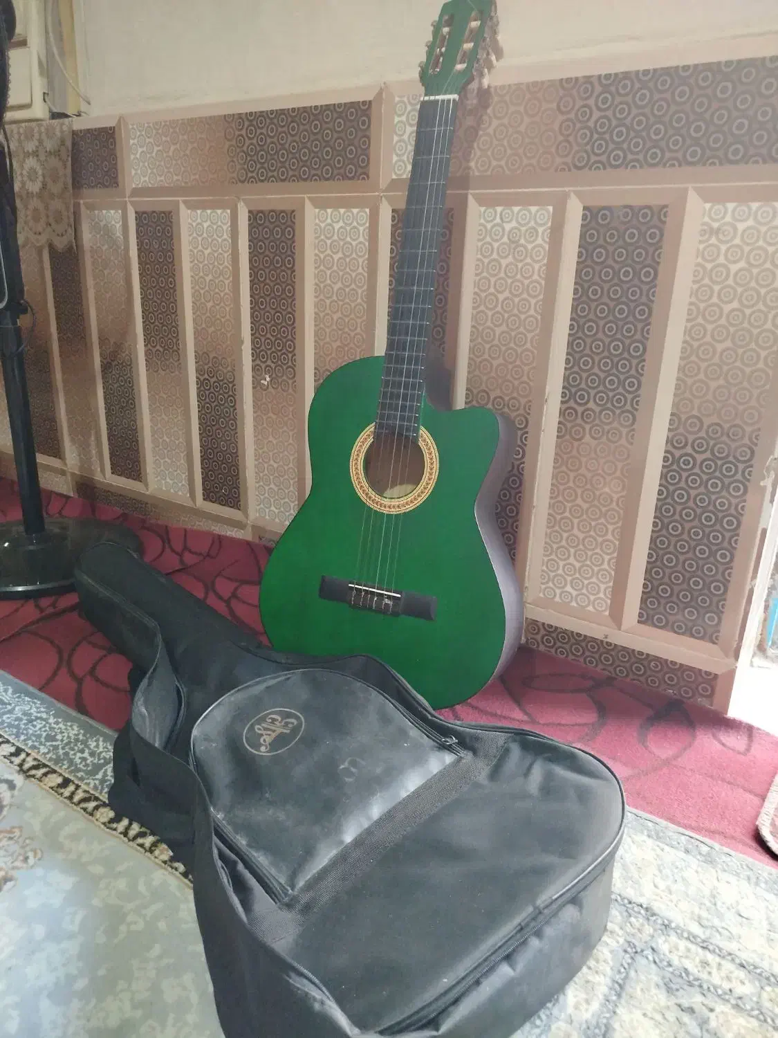 فروش گیتار همراه با کاور تمیز و نو|گیتار، بیس، امپلیفایر|رامشیر, |دیوار