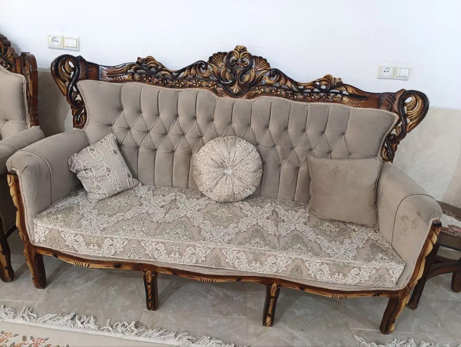 مبل سلطنتی ۹ نفره به همراه بوفه و میزتلفن در حد نو|مبلمان خانگی و میز عسلی|حمیدیا, |دیوار