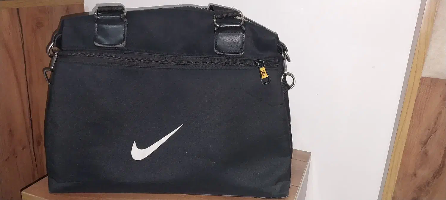 تعدادی کیف|کیف، کفش، کمربند|اراک, |دیوار