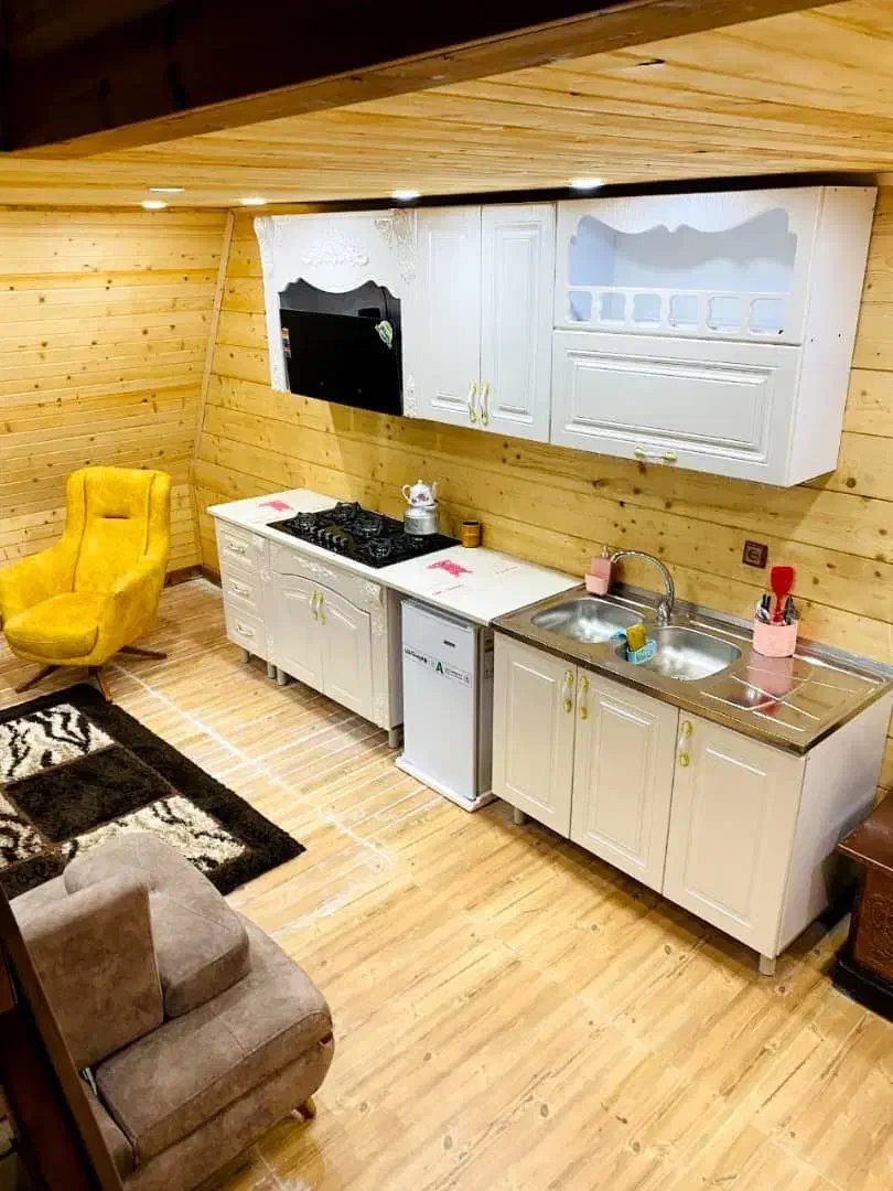 کلبه چوبی سوئیسی|اجارهٔ کوتاه‌مدت ویلا و باغ|بندر انزلی, گیلار|دیوار