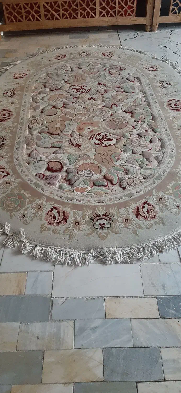 فرش ۴ متری ((گل برجسته))ظریف بیضی شکل  سالم وتمیز|فرش|تهران, نیروی هوایی (پیروزی)|دیوار