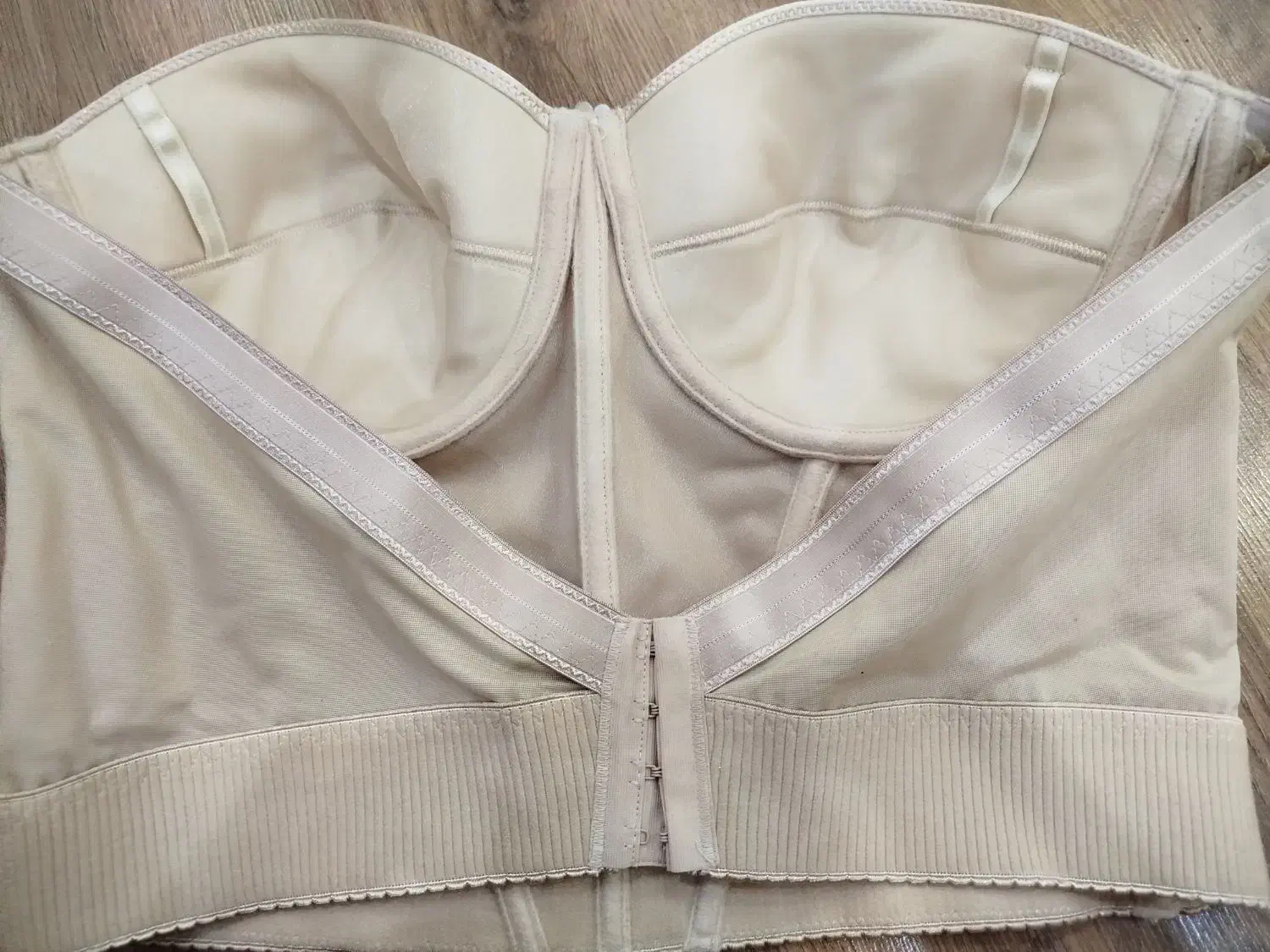 گن دکلته نو|لباس|فشم, |دیوار