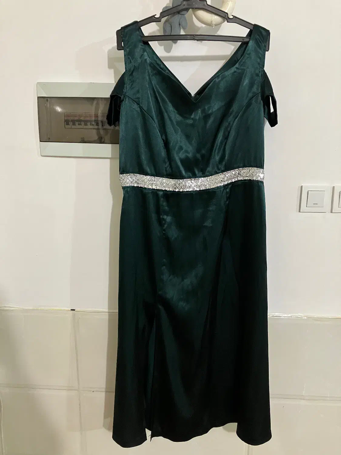 لباس مجلسی ساتن|لباس|میانه, |دیوار