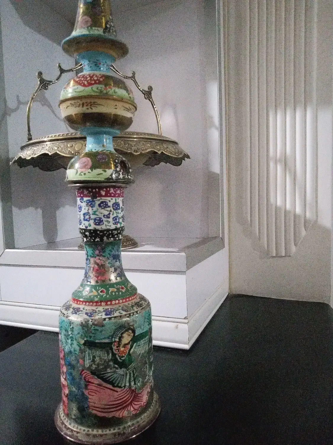 تنه ی قلیون برنجی پهلوی|کلکسیون اشیاء عتیقه|قم, چهل درخت‎|دیوار