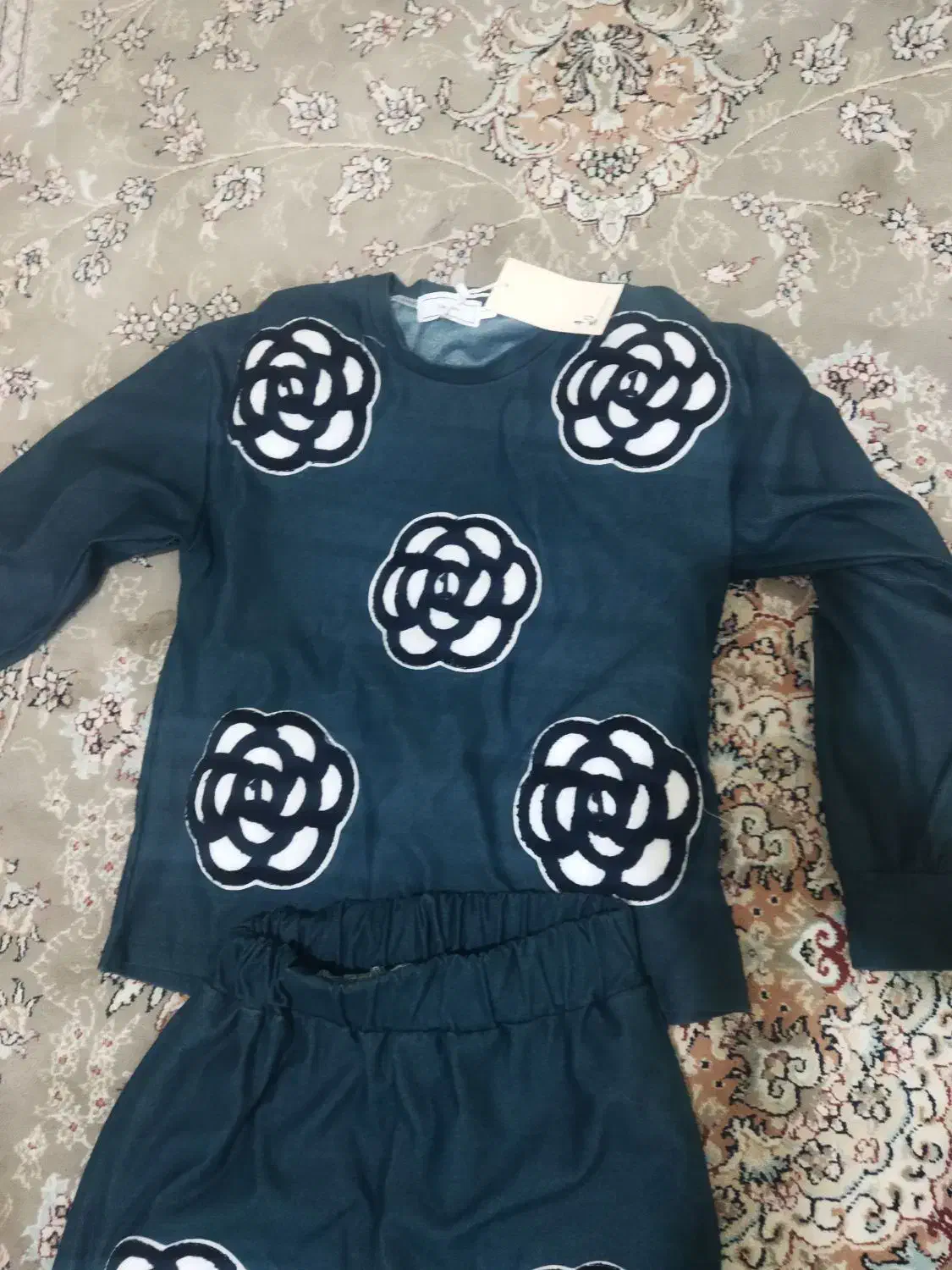 تعدادی لباس مجلسی|لباس|سرخنکلاته, |دیوار