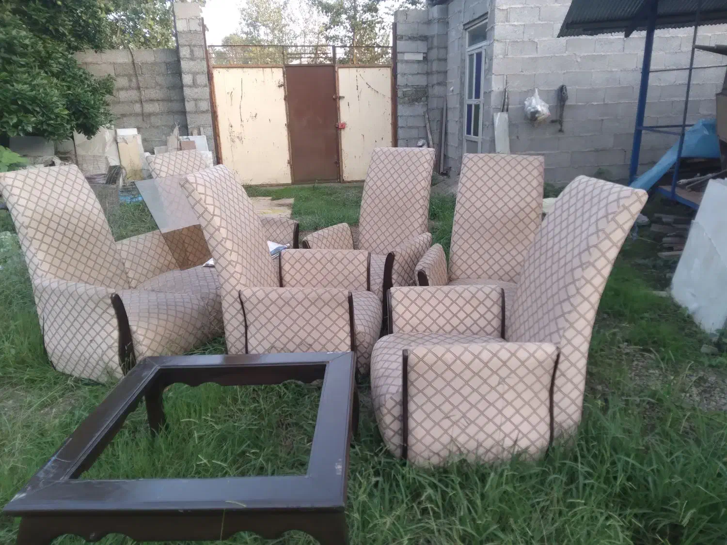 مبل به همراه جلو مبلی|مبلمان خانگی و میز عسلی|خمام, |دیوار