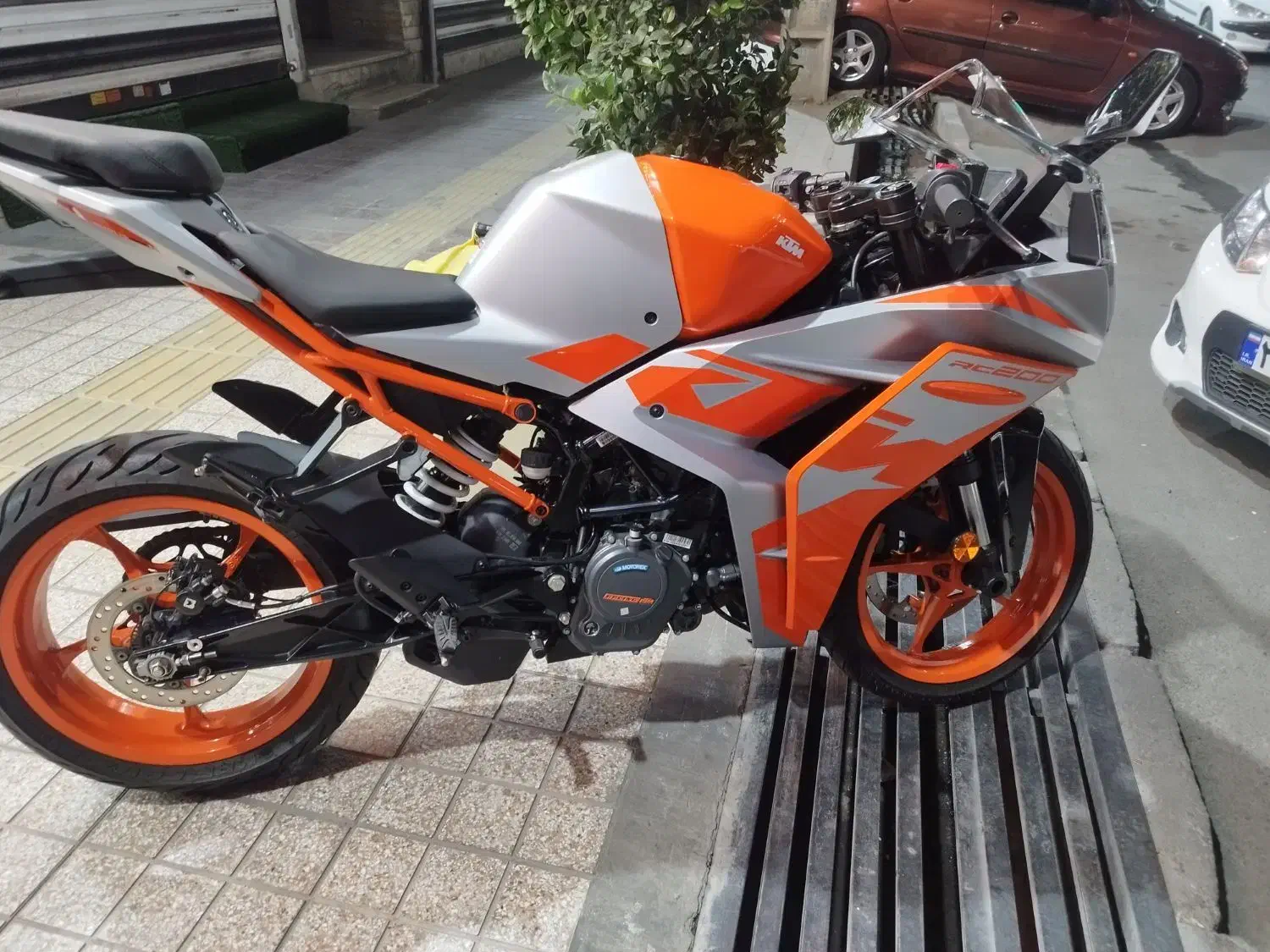 کی تی ام ارسی نیو فیس 1402|موتورسیکلت|اندیشه, اندیشه فاز ۳|دیوار