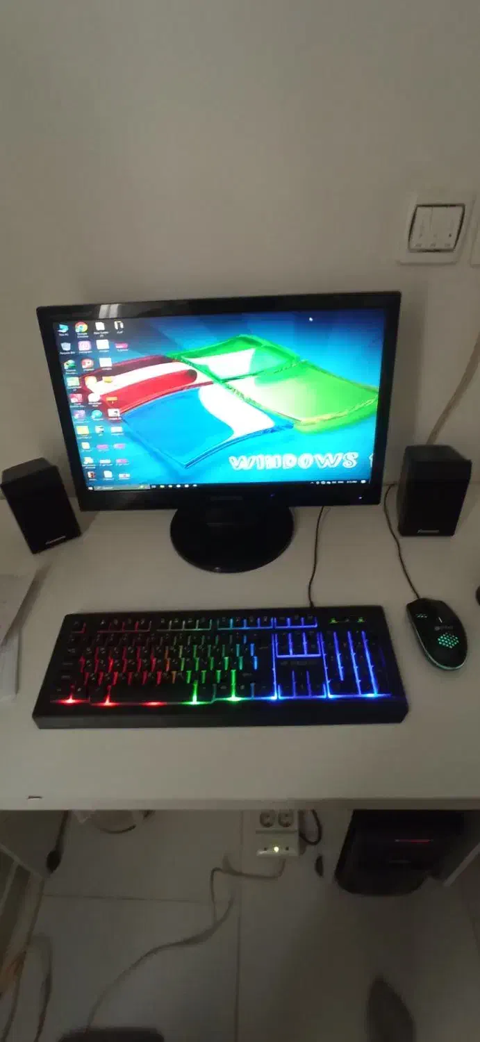 کامپیوتر،ماوس،کیبورد،میز|رایانه رومیزی|فردیس, فردیس|دیوار