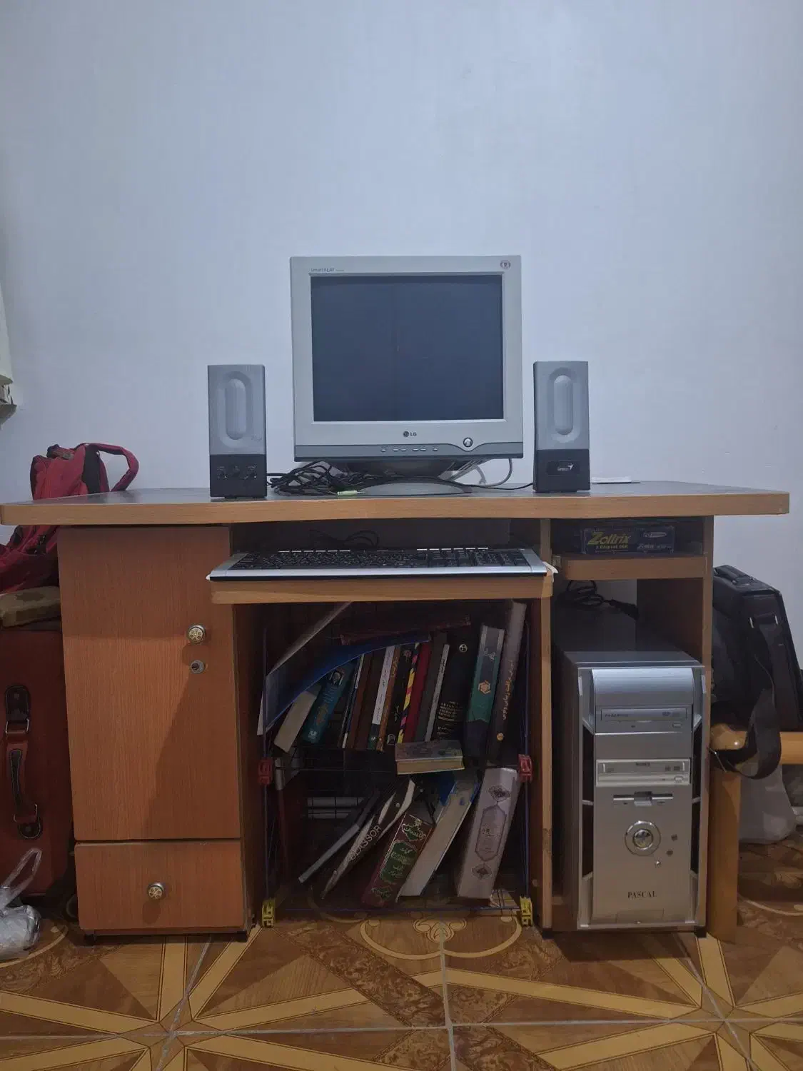 میز کامپیوتر و کامپیوتر به قیمت ارزان|میز تحریر و کامپیوتر|خرمآباد, |دیوار