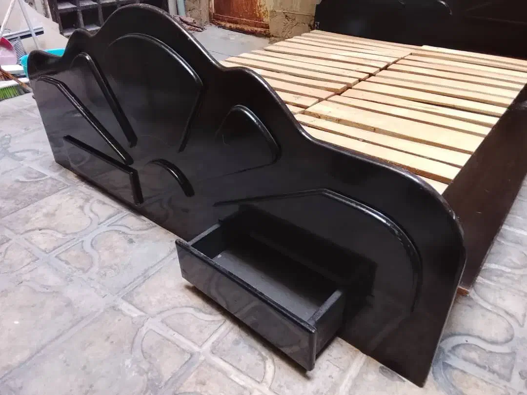 تخت خواب دو نفره کاملاً سالم|تخت و سرویس خواب|شیراز, زند|دیوار