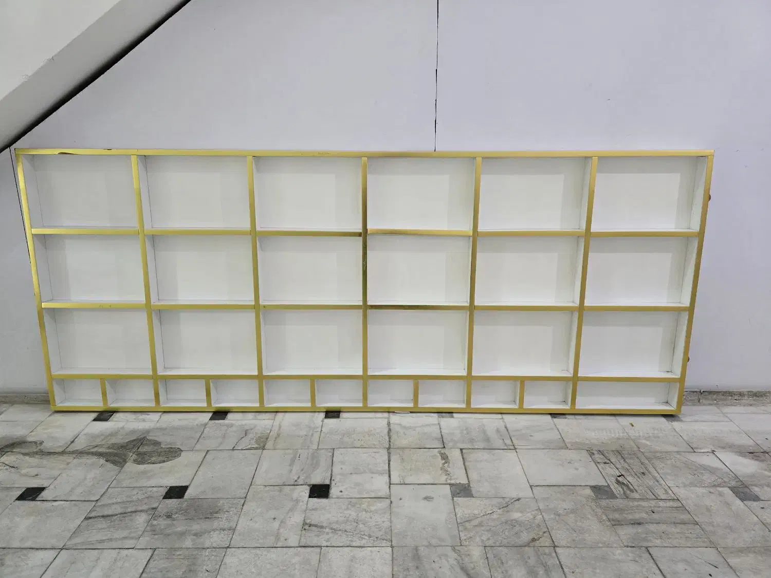 قفسه ، میز ، اتاق پرو ، و مانکن|فروشگاه و مغازه|قم, چهل درخت‎|دیوار