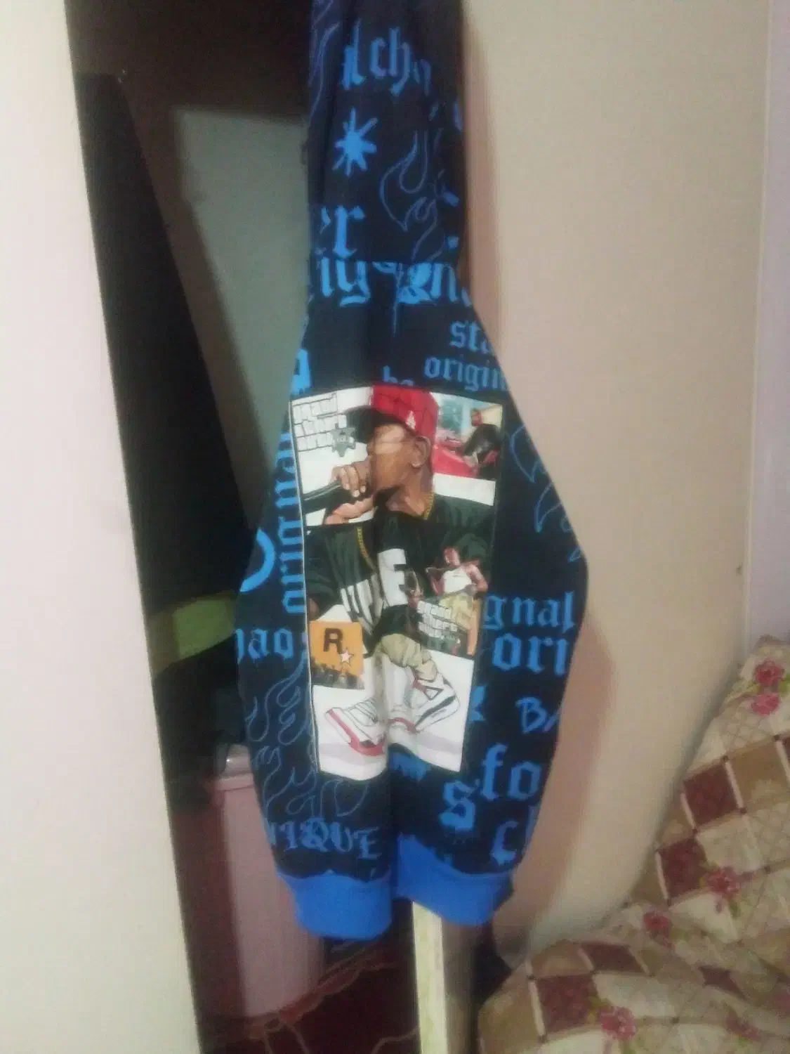 هودی جی تی|لباس|اقبالیه, |دیوار