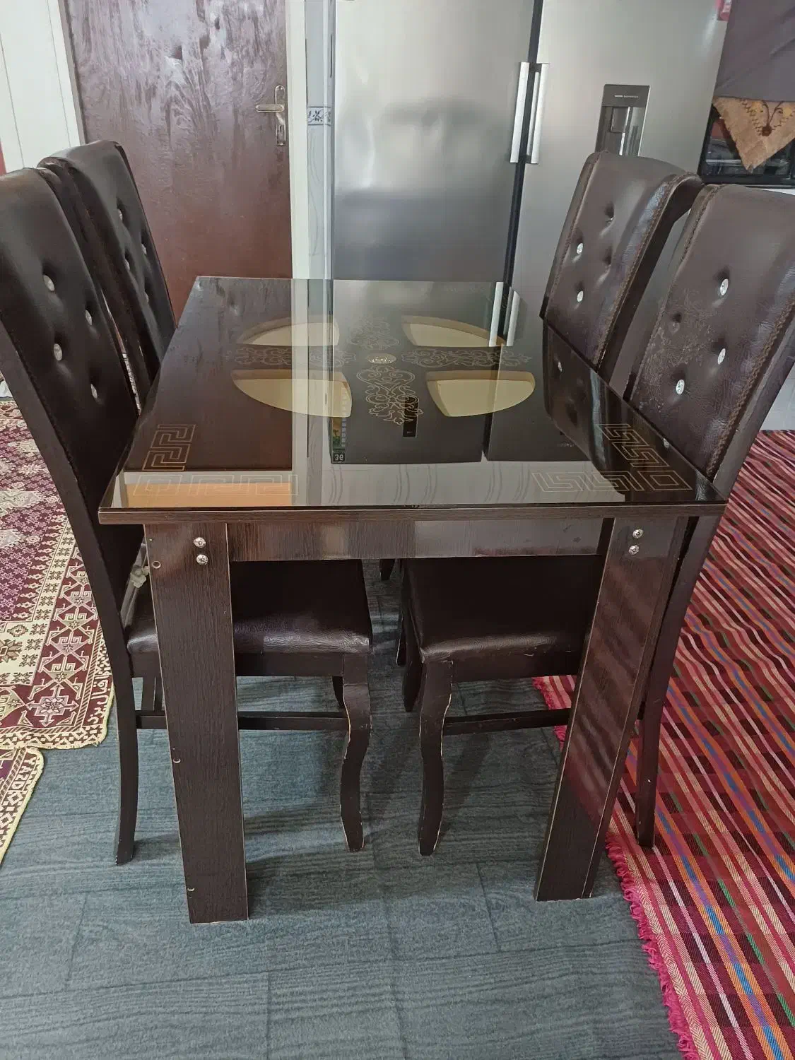 مبلمان ۴ نفره|میز و صندلی غذاخوری|خوی, |دیوار