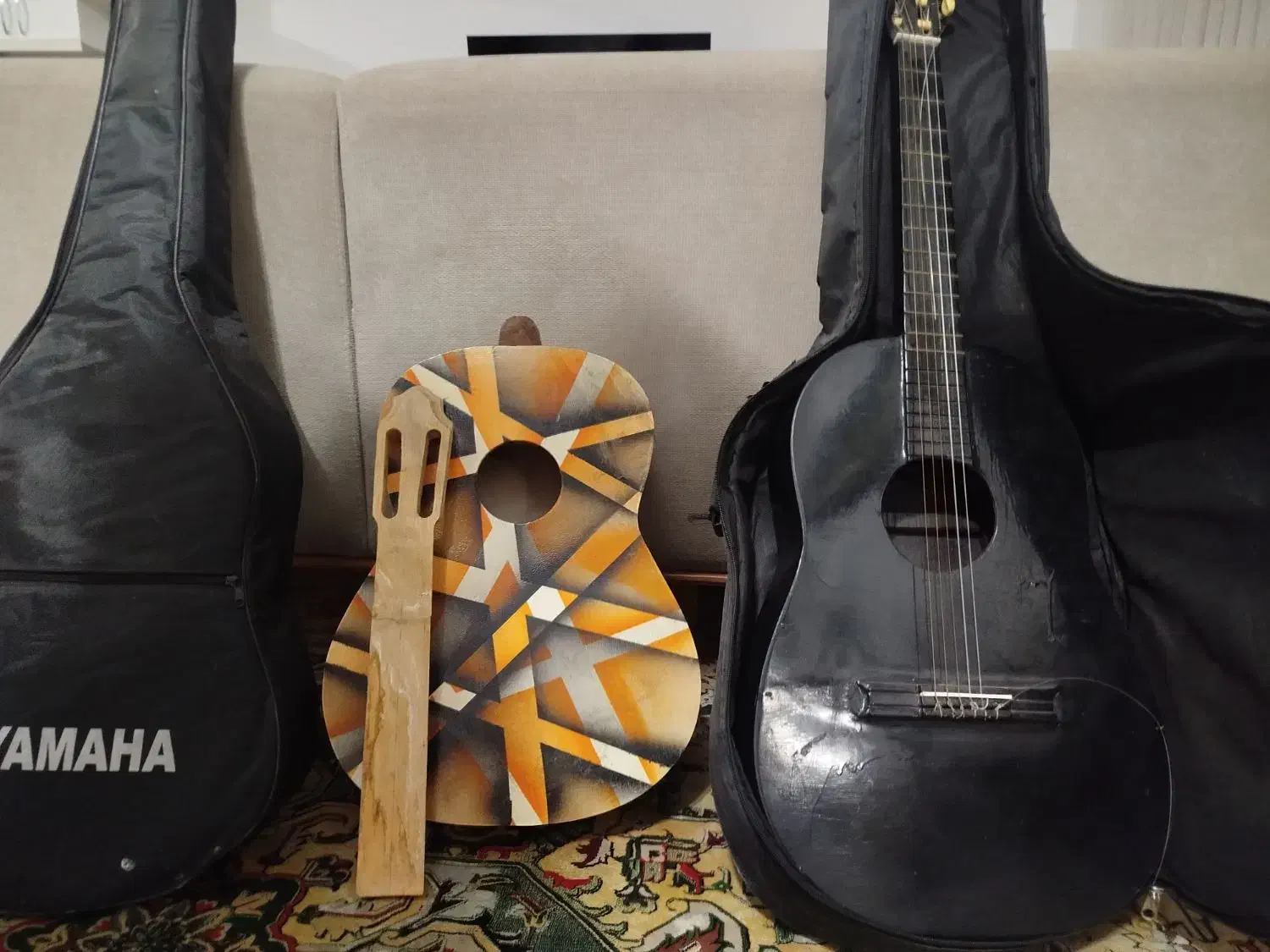 دو عدد گیتار|گیتار، بیس، امپلیفایر|تربت‌حیدریه, سرمحله|دیوار