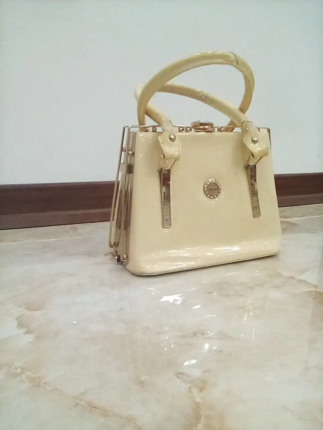 کیف|کیف، کفش، کمربند|قم, نخودی|دیوار