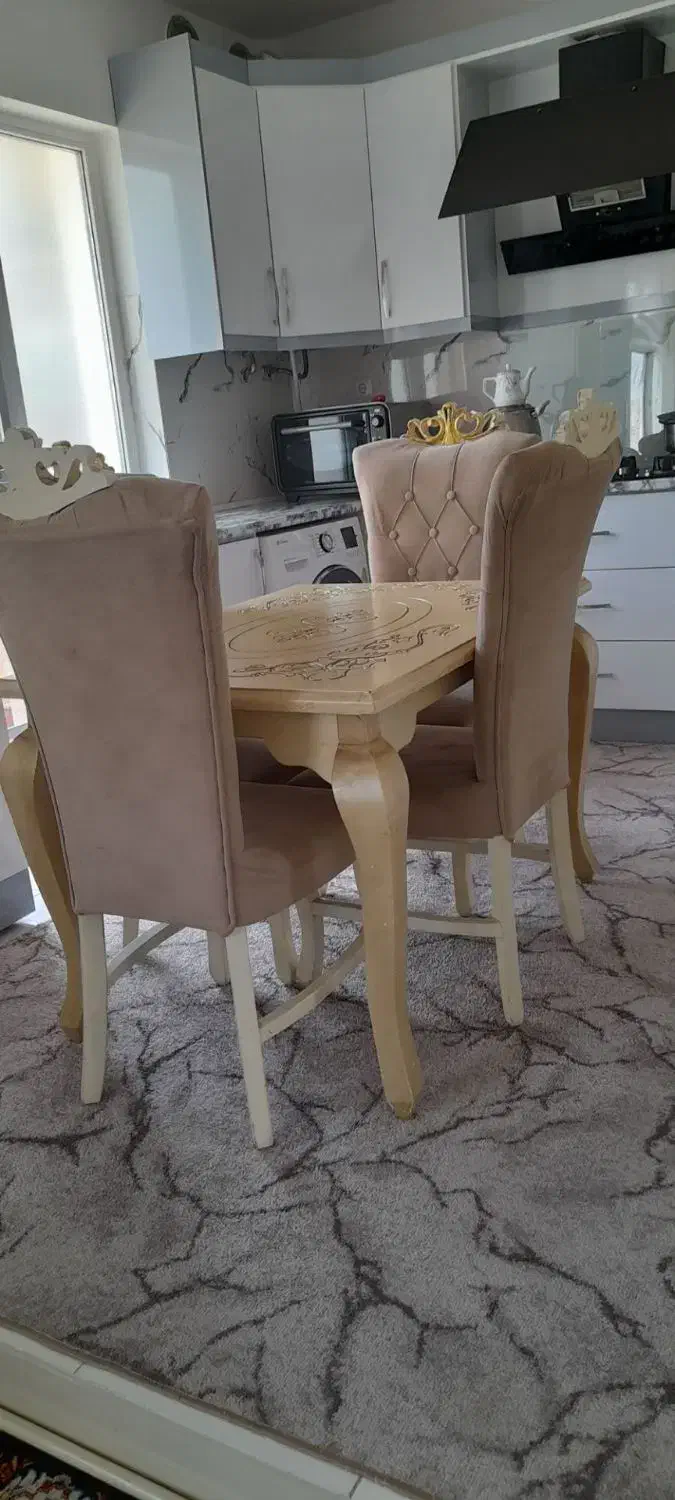 میزغذاخوری درحدوفرش ۹متری سالم وتلویزیون ۲۱اینچ|فرش|پارسآباد, |دیوار