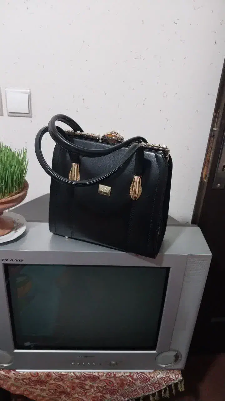 کیف و کفش نو شیک|کیف، کفش، کمربند|برخوار, |دیوار