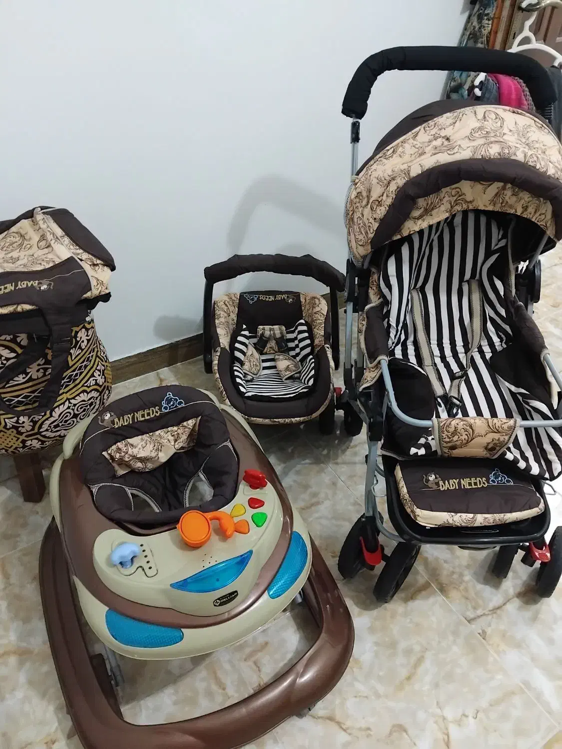 سرویس ۴ تیکه کالسکه و کریر و روروک و کیف نوزاد|کالسکه و لوازم جانبی|رودسر, |دیوار
